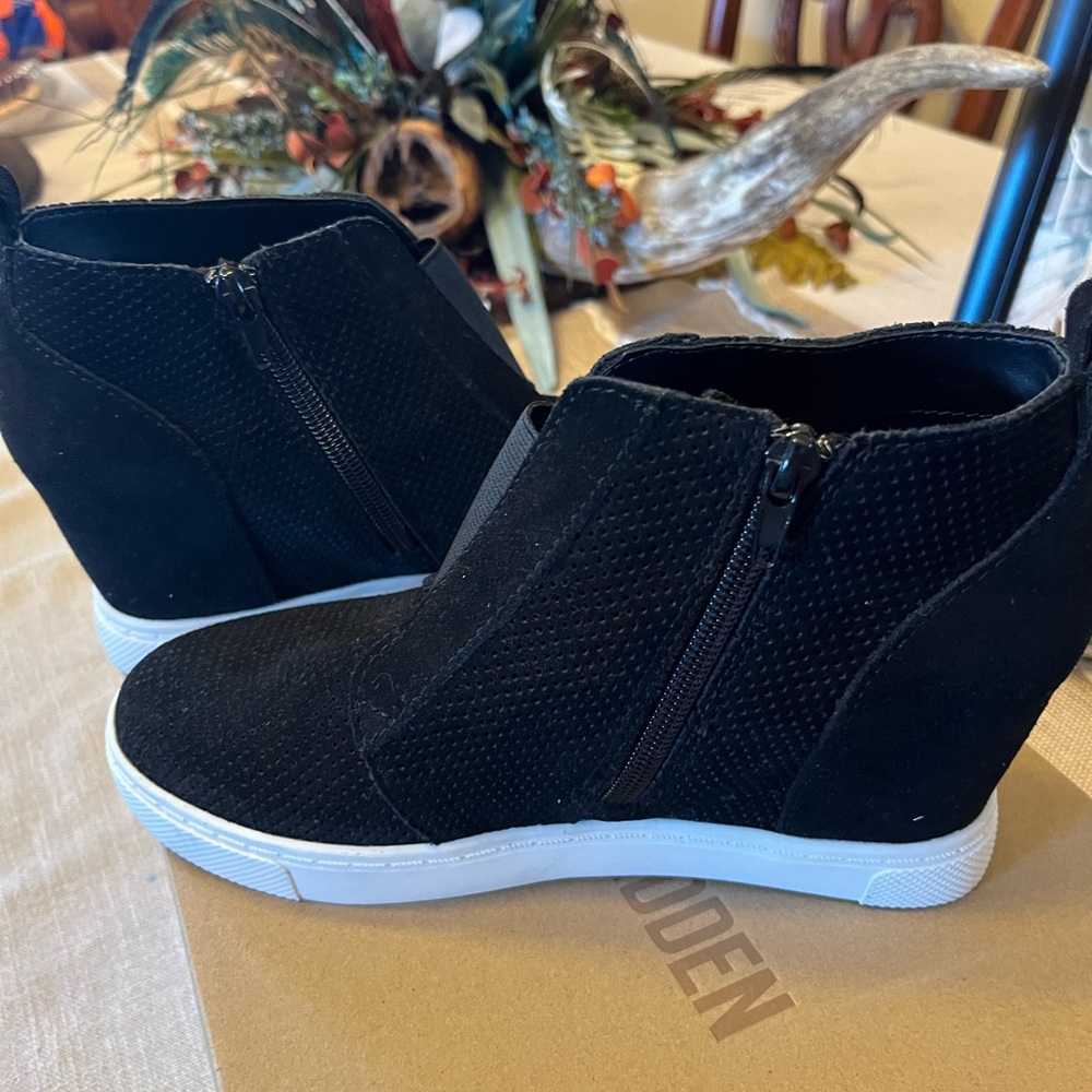 Black wedge shoe